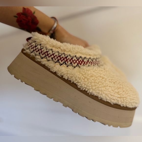 ♥️Pre-loved UGG Braid Tazz in natural slippers - women’s 6♥️ - Picture 2 of 5